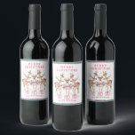 Rótulo De Garrafa De Cerveja Merry Christmas Reindeer Nome Personalizado<br><div class="desc">Merry Christmas Reindeer Personalised Name Fescion Party Personalised Party Wine Labels Os rótulos dos vinhos contêm renas festivas com arcos cor-de-rosa e sotaques florais com o texto "Feliz Natal" na tipografia moderna de escrita de caligrafia rosa com o seu nome personalizado. presente personalizado perfeito para o Natal e feriados para...</div>