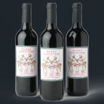 Rótulo De Garrafa De Cerveja Merry Christmas Reindeer Nome Personalizado<br><div class="desc">Merry Christmas Reindeer Personalised Name Fescion Party Personalised Party Wine Labels Os rótulos dos vinhos contêm renas festivas com arcos cor-de-rosa e sotaques florais com o texto "Feliz Natal" na tipografia moderna de escrita de caligrafia rosa com o seu nome personalizado. presente personalizado perfeito para o Natal e feriados para...</div>