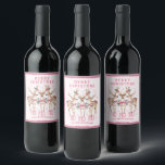 Rótulo De Garrafa De Cerveja Merry Christmas Reindeer Nome Personalizado<br><div class="desc">Merry Christmas Reindeer Personalised Name Fescion Party Personalised Party Wine Labels Os rótulos dos vinhos contêm renas festivas com arcos cor-de-rosa e sotaques florais com o texto "Feliz Natal" na tipografia moderna de escrita de caligrafia rosa com o seu nome personalizado. presente personalizado perfeito para o Natal e feriados para...</div>