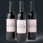 Rótulo De Garrafa De Cerveja Merry Christmas Reindeer Nome Personalizado<br><div class="desc">Merry Christmas Reindeer Personalised Name Fescion Party Personalised Party Wine Labels Os rótulos dos vinhos contêm renas festivas com arcos cor-de-rosa e sotaques florais com o texto "Feliz Natal" na tipografia moderna de escrita de caligrafia rosa com o seu nome personalizado. presente personalizado perfeito para o Natal e feriados para...</div>