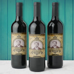 Rótulo De Garrafa De Cerveja Modelo de Foto de Vintage de 60 Aniversários Perso<br><div class="desc">Marque uma ocasião especial com este rótulo de vinho de modelo de foto de uma safra! Perfeito para uma comemoração de 60 anos, esta etiqueta de vinho de vintage apresenta um histórico clássico de fotos em preto e branco com sua própria foto personalizada como a característica. Mude o texto, carregue...</div>