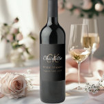 Rótulo De Garrafa De Cerveja monograma chá de panela preto-ouro<br><div class="desc">Para um Chá de panela elegante. Um clássico retrocesso preto. Personalize e adicione um nome e iniciais de monograma e a data. O nome é escrito em uma cor de ouro com um script de estilo moderno,  escrito à mão. Letras brancas e ouros.</div>