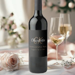 Rótulo De Garrafa De Cerveja Monograma de ouro preto festa de solteira<br><div class="desc">Para uma Festa de solteira elegante. Um clássico fundo negro. Personalize e adicione um nome e iniciais de monograma e a data. O nome é escrito em uma cor de ouro com um script de estilo moderno,  escrito à mão. Letras brancas e ouros.</div>