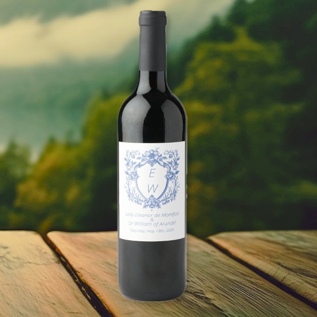Rótulo De Garrafa De Cerveja Ornamentado Dusty Blue Crest Monograma Casamento (Ornate Dusty Blue Crest Monogram Wedding Wine Bottle Labels)