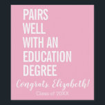 Rótulo De Garrafa De Cerveja Pares Modernos Combinam Bem Com Graduação Em Educa<br><div class="desc">Parabéns a você, graduado em educação! Estamos celebrando sua conquista excepcional com uma garrafa especial de vinho que apresenta um rótulo personalizado e divertido. O design apresenta um fundo rosa suave com texto branco em negrito que diz: "Combina bem com um diploma em Educação". Abaixo, "Parabéns, [Nome]!" é escrito de...</div>