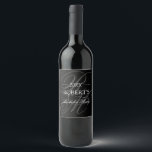 Rótulo De Garrafa De Cerveja Partido Bachelor do Monograma Minimalista Negro On<br><div class="desc">Esta é uma etiqueta de vinho para Bachelor party adicionar nome de noivo e iniciais de sobrenome. O rótulo tem um fundo preto de onyx com um script elegante branco. O design é minimalista,  simples,  clássico e elegante</div>