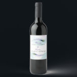 Rótulo De Garrafa De Cerveja Pena de Pavão<br><div class="desc">Pena de Pavão. Esses rótulos de vinho com penas de pavão roxas elegantes são projetados com duas penas de pavão envolvendo tipografia elegante e fundo de aquarela. Personalize esse design com seu nome, data de casamento e qualquer outra mensagem personalizada que você gostaria de incluir! A cor do fundo é...</div>