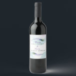 Rótulo De Garrafa De Cerveja Pena de Pavão<br><div class="desc">Pena de Pavão. Esses rótulos de vinho com penas de pavão roxas elegantes são projetados com duas penas de pavão envolvendo tipografia elegante e fundo de aquarela. Personalize esse design com seu nome, data de casamento e qualquer outra mensagem personalizada que você gostaria de incluir! A cor do fundo é...</div>