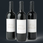Rótulo De Garrafa De Cerveja Proposta Dourada de Bridesmaid minimalista<br><div class="desc">Esta marca de vinho de proposta de dama de ouro minimalista é perfeita para um casamento simples. A design romântica moderna apresenta ouro clássico e tipografia branca emparelhada com uma caligrafia rústica, mas elegante, com estilo voltado para a mão. Personalizável em qualquer cor. Mantenha o design simples e elegante, como...</div>