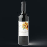 Rótulo De Garrafa De Cerveja Romanichel Watercolor Girassóis<br><div class="desc">Estas etiquetas românticas de garrafas de vinho de casamento apresentam um design floral. O fundo é um branco simples e elegante,  com flores solares de ouro aquarela. No topo,  figura um delicado buquê selvagem,  com os nomes do casal e a data do casamento impressos abaixo.</div>