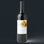 Rótulo De Garrafa De Cerveja Romanichel Watercolor Girassóis<br><div class="desc">Estas etiquetas românticas de garrafas de vinho de casamento apresentam um design floral. O fundo é um branco simples e elegante,  com flores solares de ouro aquarela. No topo,  figura um delicado buquê selvagem,  com os nomes do casal e a data do casamento impressos abaixo.</div>