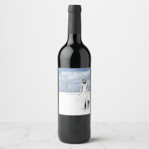Rótulo De Garrafa De Cerveja Saudações de Inverno. Elfa feminina caminhando na