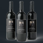 Rótulo De Garrafa De Cerveja Solteiro preto fatos de diversão foto de biamigos<br><div class="desc">Para uma despedida de solteiro divertida. Personalize e adicione sua própria foto do solteiro. Adicione seu texto,  fatos divertidos,  biografia e seus nomes. Um fundo preto clássico e texto branco.</div>