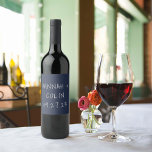 Rótulo De Garrafa De Cerveja Tipografia manuscrita casual prata e azul-marinho<br><div class="desc">Elementos: tipografia manuscrita,  fontes caprichosas. Cores: texto prateado em um fundo azul-marinho. Temas: casual,  foto,  ao ar livre,  romântico,  cervejaria,  noite estrelada,  caprichoso,  casamento no quintal,  casamento tranquilo. Coleção: Coleção de casamento de tipografia manuscrita casual prata e azul-marinho  Tipo de produto: rótulo de vinho</div>