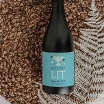 Rótulo De Garrafa De Cerveja Vamos Sair | Engraçado Hanukkah<br><div class="desc">Vestir seus presentes de vinho Chanucá com esses rótulos fofos e engraçados. Design apresenta um fundo azul turquesa com "vamos acendido" e uma ilustração menorah acesa acentuada com estrelas azuis e brancas. Personalize com um nome e/ou saudação personalizada de Chanucá.</div>