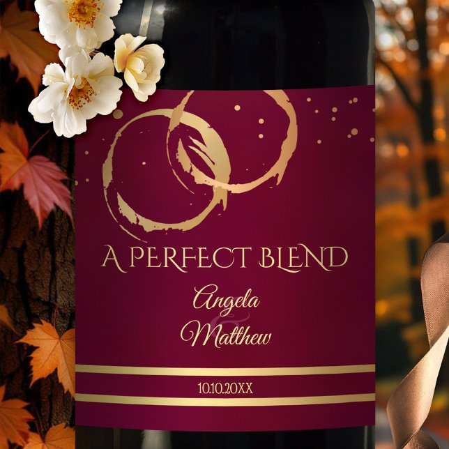 Rótulo De Garrafa De Cerveja Vinho Dourado borgonhento: Vinho de Casamento (Wedding wine label featuring gold and rose gold intersecting ring wine stains on stylish burgundy)