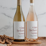 Rótulo De Garrafa De Cerveja Vino Antes da Vows Festa de solteira do País do Vi<br><div class="desc">Faça a festa começar no seu final de semana da despedida de solteira do país de vinho com essas lindas etiquetas de vinho personalizadas. Design apresenta "vino antes de votos" em letras sorif rosa clássicas empoeiradas com seu evento ou nome de ocasião por baixo em script cursivo manuscrito. Personalize com...</div>