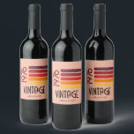 Rótulo De Garrafa De Cerveja Vintage 1975 Retro Stripe Sun 50th Birthday<br><div class="desc">.: Diversão As cores primárias aparecem neste design de pôr do sol com faixa retrorativa e a palavra Vintage,  que podem ser alteradas. Você pode personalizar o texto e a fonte! .: Os itens de coordenação estão disponíveis</div>