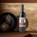 Rótulo De Garrafa De Cerveja Vintage Bistro Azulejo Cranberry e Monograma Doura<br><div class="desc">Estas etiquetas de azulejo de amora,  nata e dourada são perfeitas para presentes de festa e favores de casamento. Suas linhas limpas,  cores simples e padrão de safra são eterno e versáteis. Um design de azulejo bistro para sabor sofisticado.</div>