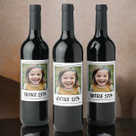 Rótulo De Garrafa De Cerveja Vintage Milestone Aniversário Foto Keepsasak<br><div class="desc">Este rótulo de vinho de marco de aniversário personalizado é uma lembrança memorável que adiciona um toque pessoal às celebrações. Projetada para apresentar uma foto da honestidade, ela oferece um encanto elegante e nostálgico com uma fronteira inspirada na vintage e um nome, idade e data personalizados. Perfeito para comemorar aniversários...</div>