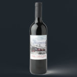 Rótulo De Garrafa De Cerveja Vintage Train Winter Christmas Cena<br><div class="desc">Etiqueta de garrafa de vinho personalizada com uma fotografia de uma paisagem de inverno nevada com pinheiros cobertos de neve. Um trem vermelho,  dourado e preto à moda antiga,  viajando pela natureza selvagem. Conjuga os pensamentos de voltar para casa no Natal.</div>