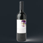 Rótulo De Garrafa De Cerveja Violetas Românticas de Aquarela<br><div class="desc">Estas etiquetas românticas de garrafas de vinho de casamento apresentam um design floral. O fundo é um branco simples e elegante com violetas de aquarela roxas. Um delicado buquê de flores violetas é uma figura no canto superior direito,  com os nomes do casal impresso abaixo.</div>
