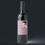 Rótulo De Garrafa De Cerveja Violetas Românticas de Aquarela em Púrpura Dusta<br><div class="desc">Estas etiquetas românticas de garrafas de vinho de casamento apresentam um design floral. O fundo é um elegante roxo empoeirado,  violetas de aquarela acentuadas. Um delicado buquê de flores violetas é uma figura no canto superior direito,  com os nomes do casal impresso abaixo.</div>