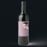Rótulo De Garrafa De Cerveja Violetas Românticas em Aquarela sobre Roxo Pó<br><div class="desc">Essas etiquetas românticas para garrafas de vinho de casamento apresentam um design floral. O fundo é um roxo pó elegante,  com violetas em aquarela como destaque. Um delicado buquê de flores de violeta está representado no canto superior direito,  com os nomes do casal impressos abaixo.</div>