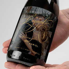 Rótulo De Garrafa De Cerveja We are engaged gold script photo engagement party