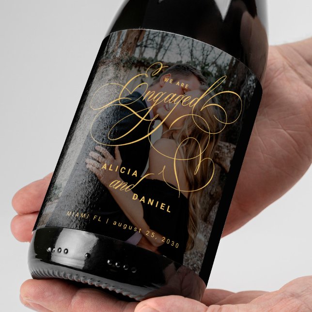 Rótulo De Garrafa De Cerveja We are engaged gold script photo engagement party (Criador carregado)