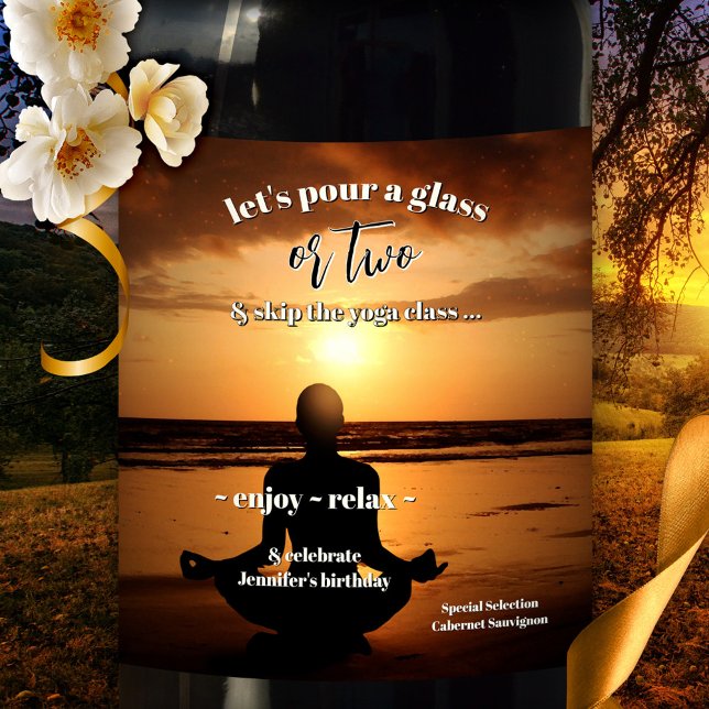 Rótulo De Garrafa De Cerveja Yoga Beach Sunset Birday (Wine label featuring a yoga exercise at the beach at sunset, with your own (funny or other) texts)