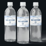 Rótulo De Garrafa De Vinho Bar Mitzvah Marinho Tipografia Negra Azul Foil Mod<br><div class="desc">Nenhuma festa do Bar Mitzvah está completa sem garrafas de água personalizadas. Que seu filho se orgulhe, se alegre e comemore seu marco no seu partido perfeitamente coordenado. Traços de pincel de folha azul-claro metálicos falsos, tipografia azul-marinho e uma Estrela azul-marinho de David sobrepõem um fundo branco e limpo. Personalize...</div>