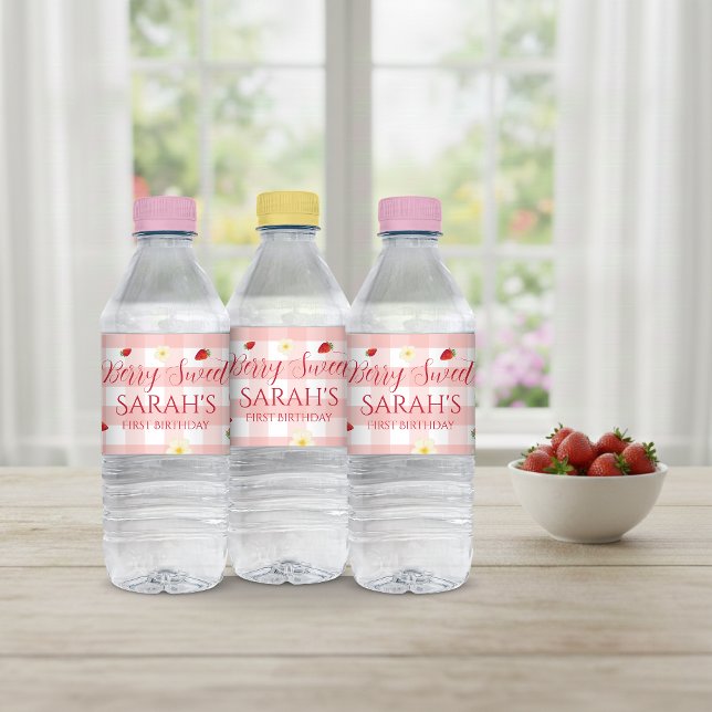 Rótulo De Garrafa De Vinho Berry Sweet Strawberry 1st Birthday Party (Berry Sweet Strawberry 1st Birthday Party Water Bottle Label)
