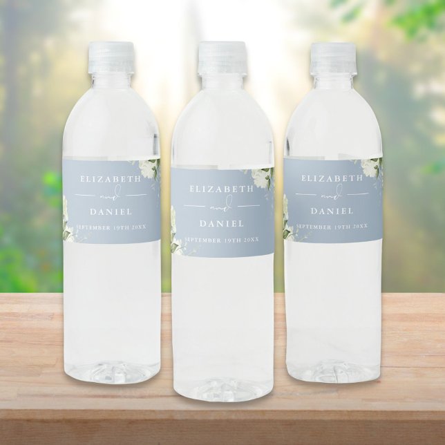 Rótulo De Garrafa De Vinho Casamento Azul com Derramamento Floral Elegante Gr (Elegant Greenery Floral Dusty Blue Wedding Water Bottle Label)