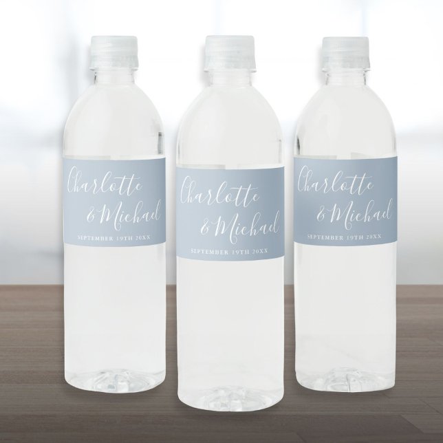 Rótulo De Garrafa De Vinho Casamento Azul Dusty, Script de Assinatura Elegant (Elegant Signature Script Dusty Blue Wedding Water Bottle Label)