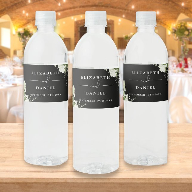 Rótulo De Garrafa De Vinho Casamento Preto e Branco de Floral Verde Elegante (Elegant Greenery Floral Black And White Wedding Water Bottle Label)