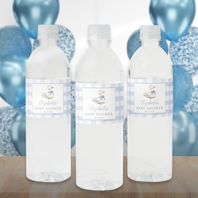 Rótulo De Garrafa De Vinho Chá de Bebê do Ganso Azul Bobo de Xadrez (Silly Little Goose Blue Gingham Baby Shower Water Bottle Label)