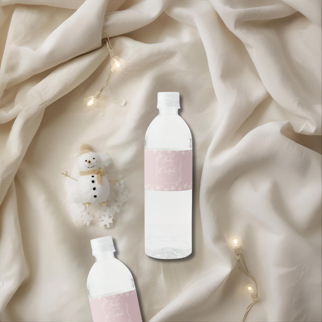 Rótulo De Garrafa De Vinho Neve Winter Coquette rosa é Frio (Snowy Winter Coquette pink it's Cold Water Bottle Label)