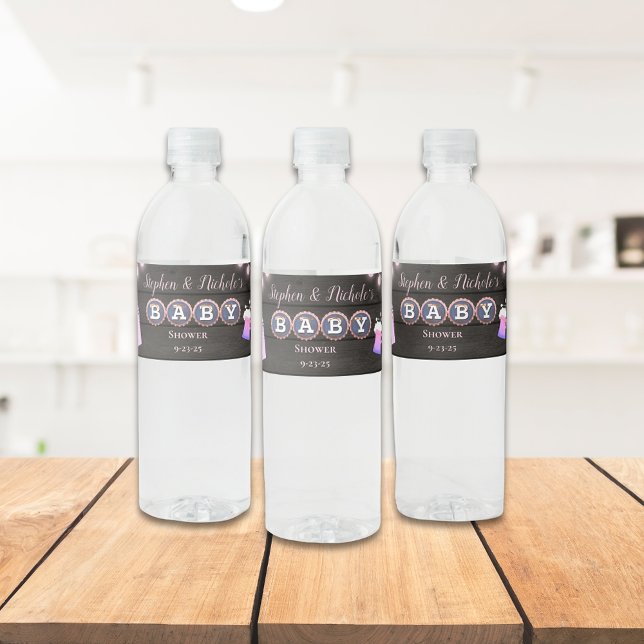 Rótulo De Garrafa De Vinho Rustic Baby Está Fazendo Chá de fraldas Rosa (Criador carregado)