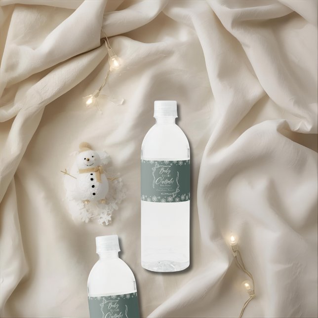 Rótulo De Garrafa De Vinho Snowy Winter Coquette Green é frio (Snowy Winter Coquette Green it's Cold Water Bottle Label)