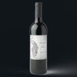 Rótulo de Vinho de Casamento de Peacock Silver<br><div class="desc">Personalize uma etiqueta de vinho única para a sua recepção de casamento com uma etiqueta de vinho de casaco de prata. O design do rótulo de vinho apresenta um pavão elegante contra folhagem delicada e fundo de grunge. Personalize com os nomes do noivo e da noiva junto com a data...</div>