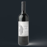 Rótulo de Vinho de Casamento de Peacock Silver<br><div class="desc">Personalize uma etiqueta de vinho única para a sua recepção de casamento com uma etiqueta de vinho de casaco de prata. O design do rótulo de vinho apresenta um pavão elegante contra folhagem delicada e fundo de grunge. Personalize com os nomes do noivo e da noiva junto com a data...</div>