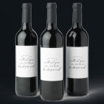 Rótulo de Vinho de Proposta de Bridesmaid de Scrip<br><div class="desc">Este guião moderno, o rótulo de vinho de proposta de dama é perfeito para um casamento minimalista. O simples design preto e branco apresenta uma tipografia industrial única, com estilo boho moderno. Personalizável em qualquer cor. Mantenha o design mínimo e elegante, como está, ou personalize-o adicionando seus próprios gráficos e...</div>
