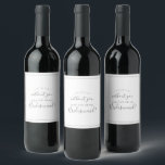 Rótulo de Vinho de Proposta de Porta-Prata Minimal<br><div class="desc">Essa marca de vinho de proposta de dama de honra minimalista é perfeita para um casamento simples. A design romântica moderna apresenta cinzas clássicas de prata e tipografia branca, pareadas com uma caligrafia rustica, mas elegante, com estilo antigo, com letra de mão. Personalizável em qualquer cor. Mantenha o design simples...</div>
