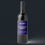 Rótulo do frasco do Vinho da Festa Azul Escuro<br><div class="desc">Etiqueta de garrafa de vinho de esquadra azul escura e de texto simples, uma cor para o futuro do noivo ou hospedeiros associando o azul com confiança e lealdade. Um design para grupos a serem ou hosts que também preferem texto simples sem elementos de fundo para melhorar a legibilidade. O...</div>