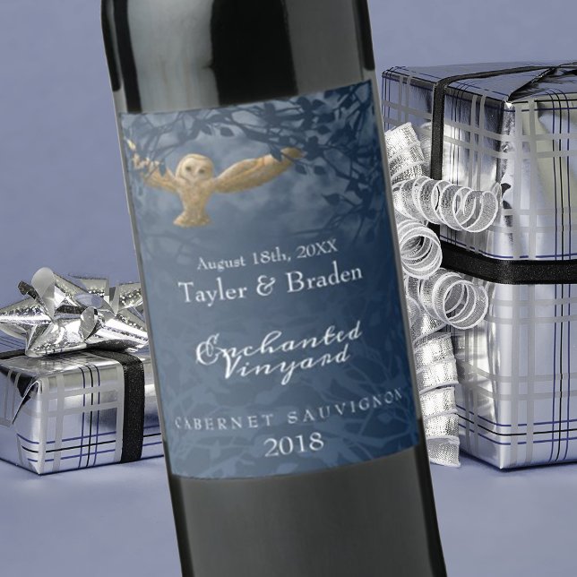 Rótulo do Vinho da Comida Florestal Azul, Coruja (company Christmas logo wine labels, corporate holiday stickers, flying owl in flight, nighttime)