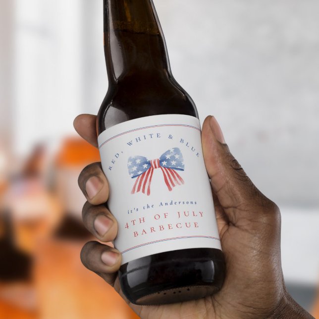 Rótulo Para Garrafa De Cerveja Arco de pré-disquete de aquarela Vermelho Branco A (hand holding beer with preppy watercolor bow representing the american flag. Ideal for July 4th BBQ)