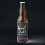 Rótulo Para Garrafa De Cerveja Bride Tribe | Modernas Damas de Honra Despedida de<br><div class="desc">Simples, moderno e elegante citação "Bride Tribe" com fonte de caligrafia em preto e branco em um estilo moderno. Os nomes podem ser personalizados com os nomes das suas damas de honra. Você pode usá-lo para a noiva, damas de honra, meninas de flores ou a mãe da noiva. Os acessórios...</div>