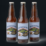Rótulo Para Garrafa De Cerveja Casino de viagem de Las Vegas do Partido de Bachel<br><div class="desc">Personalize as etiquetas da sua própria despedida de solteiro para uma viagem a Las Vegas. Uma legal etiqueta personalizada de garrafa de cerveja com grampos de casino de jogo,  como um baralho,  chips de pôquer e roda de roleta com Vegas Trip em um roteiro amarelo. Design de jogador divertido.</div>