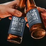 Rótulo Para Garrafa De Cerveja Golfe e despejo antes da festa de solteiro do mari<br><div class="desc">Celebre o noivo com uma despedida de solteiro de golfe e esta etiqueta personalizada de garrafa de cerveja. Esta simples etiqueta de cerveja de uma despedida de solteiro contém a expressão "golfe and brews Before the I do's" juntamente com texto personalizado sobre fundo azul marinho. Esta etiqueta de bebida de...</div>